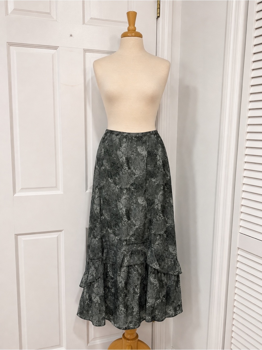 Splendid Floral Tiered Maxi Skirt in Charcoal Gray